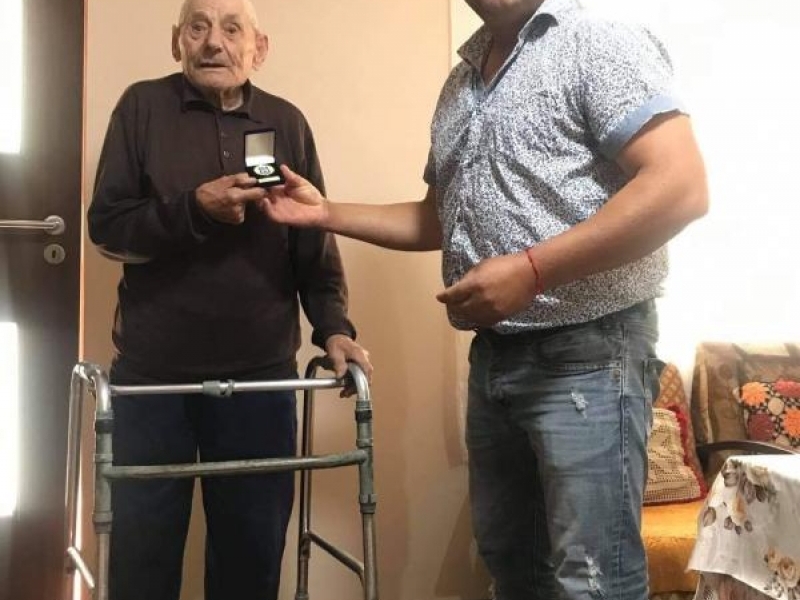 97-годишният ветеран от Втората световна война Боян Симеонов получи почетен знак на Свищов за своя рожден ден