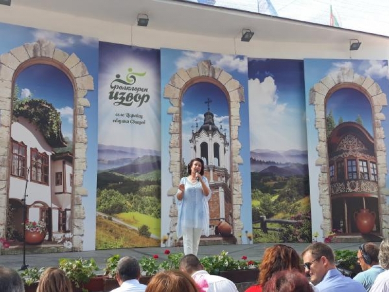 За девети път НФФ „Фолклорен извор” в село Царевец събра хиляди любители на българския фолклор