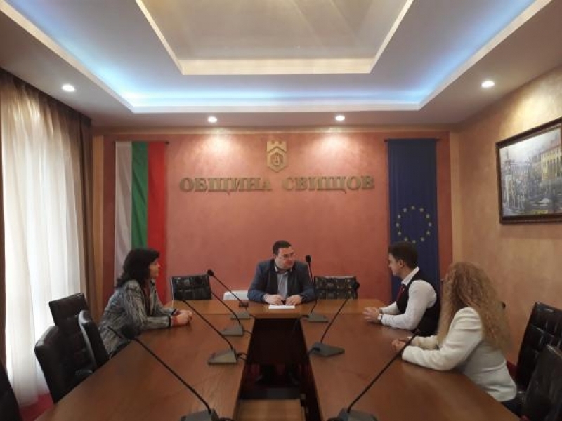 Възпитаникът на ПДТГ „Димитър Хадживасилев“ Лъчезар Богомилов бе награден от кмета на Свищов с почетен знак