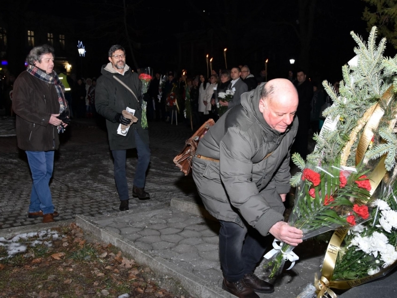 С факелно шествие и общоградско поклонение на 12 януари в Свищов бяха чествани 161 години от рождението на Алеко Константинов
