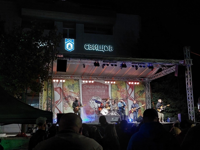 Стефан Вълдобрев и "Обичайните заподозрени" докоснаха публиката в Свищов със своята непринуденост, талант и добро отношение 