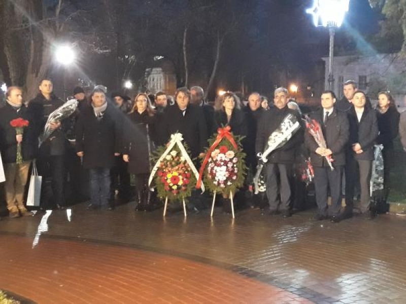 Паметникът на Алеко Константинов в Свищов бе обсипан с цветя за 155 годишнината от рождението на бележития българин