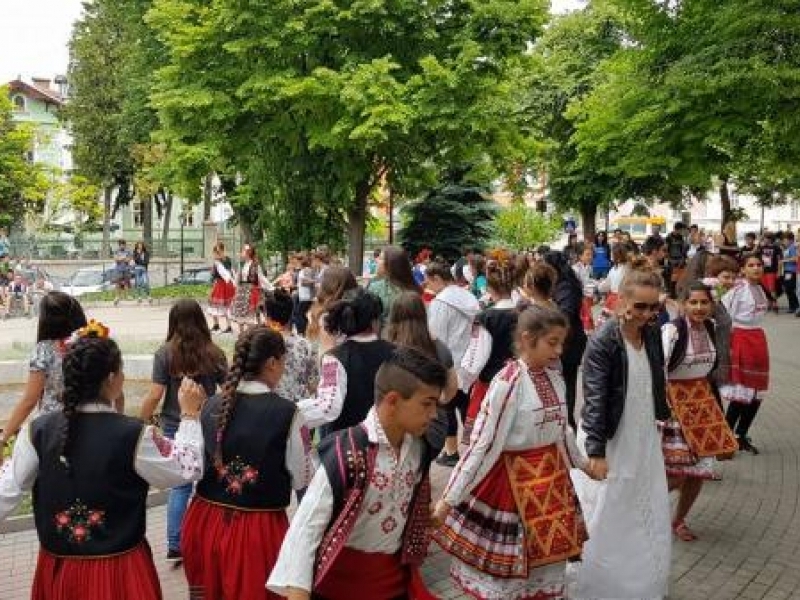 Свищовските училища се включиха в инициативата „Розите на България”