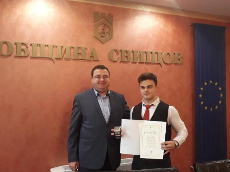 Възпитаникът на ПДТГ „Димитър Хадживасилев“ Лъчезар Богомилов бе награден от кмета на Свищов с почетен знак