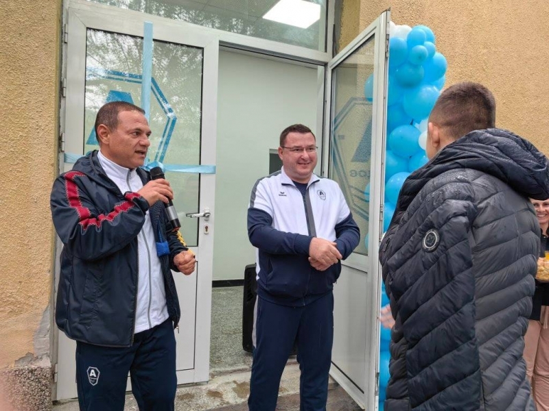 В Свищов официално бяха открити новите съблекални на игрището „Академика Спорт“