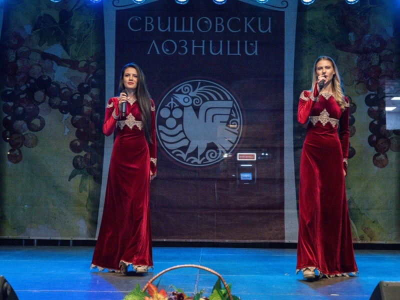 "Свищовски лозници 2023" завърши с концерт на фолклорния дует Ива и Велислава Костадинови 
