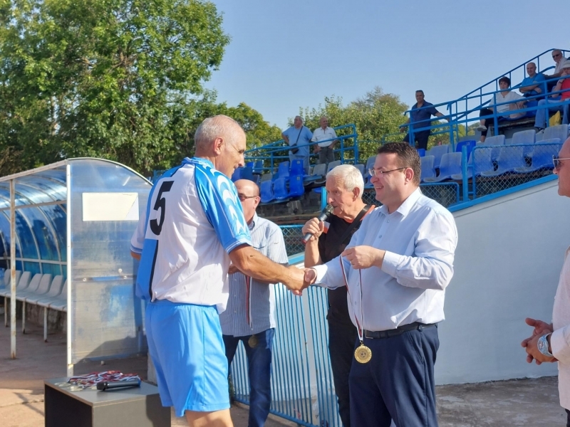 Футболна среща на ветераните се проведе под мотото „Мач на уважение и вечно приятелство“ в Свищов 