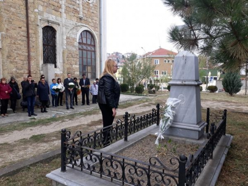 Културните институции в Свищов поднесоха цветя на паметниците на свищовските будители 