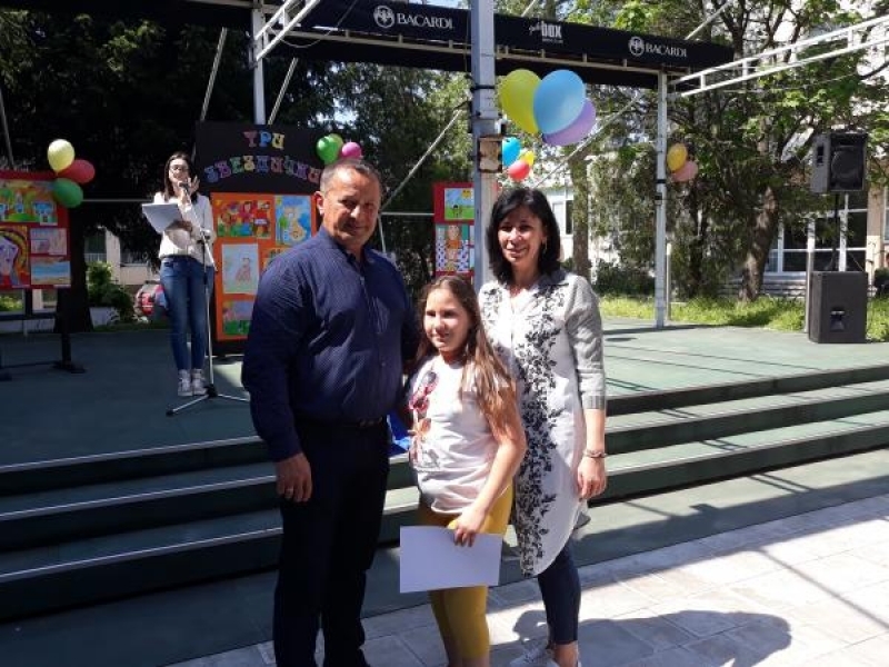 За поредна година в Свищов се проведе детският конкурс за рисунка "Три звездички"