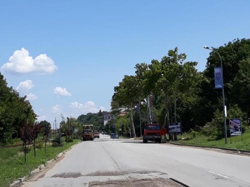 Агенция „Пътна инфраструктура“ започна изкърпване на пътя Свищов – Ореш 