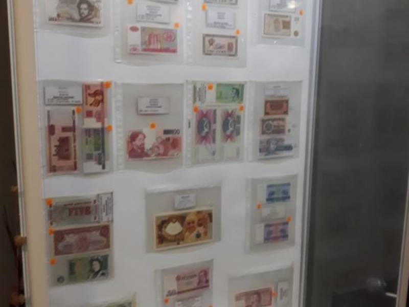 Уникална колекция от 401 банкноти представи колекционер в Свищов