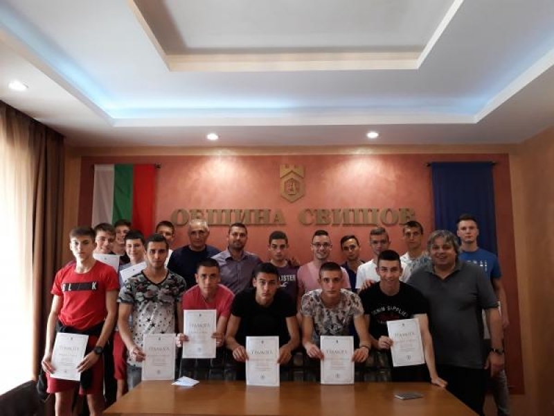 Юношите на ОФК „Академик“ Свищов бяха приветствани от ръководството за шампионската им титла 