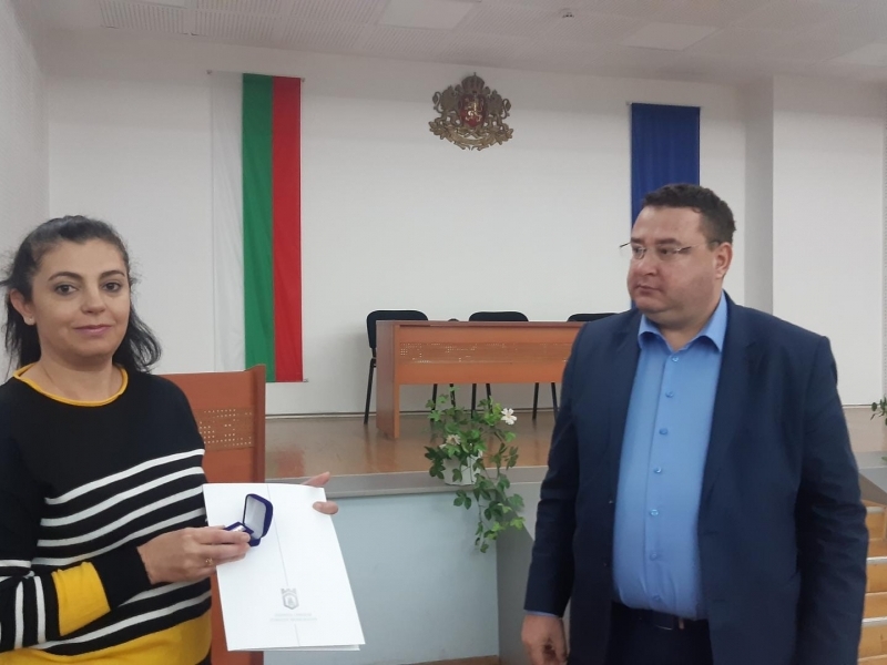 Кметът на Свищов отличи 10 служители на общинска администрация по повод Деня на българската община и местното самоуправление 