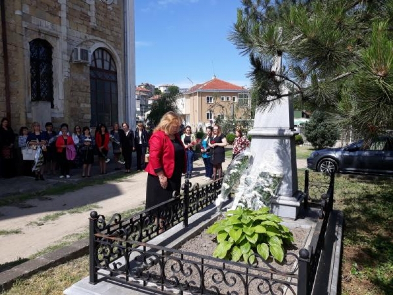 С поклонение пред гpoбa нa първия министър на Просвещението д-p Гeopги Атaнacoвич бе отбелязан 24 май в Свищов