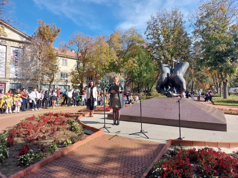 СВИЩОВ ОТБЕЛЯЗА ДЕНЯ НА НАРОДНИТЕ БУДИТЕЛИ С ТЪРЖЕСТВЕНА ЦЕРЕМОНИЯ ПРЕД ПАМЕТНИКА НА ДАРИТЕЛИТЕ