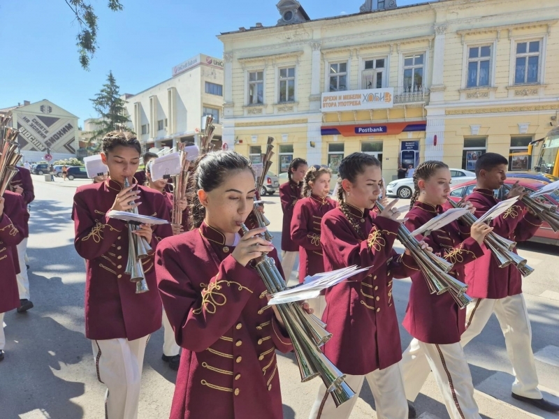  Шести национален преглед на ученическите духови и фанфарни оркестри и мажоретни състави се проведе в Свищов