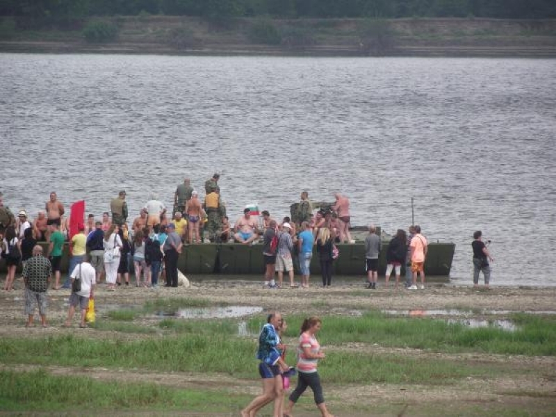 172 души участваха в традиционното преплуване на Дунав при Свищов