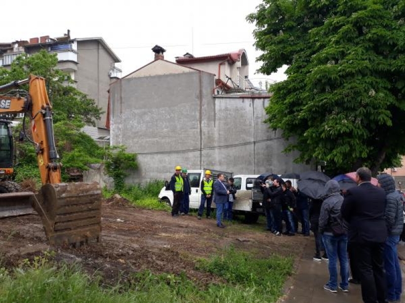 В Свищов започнаха дейности по укрепване на ерозирал скат застрашаващ сигурността на няколко жилищни сгради