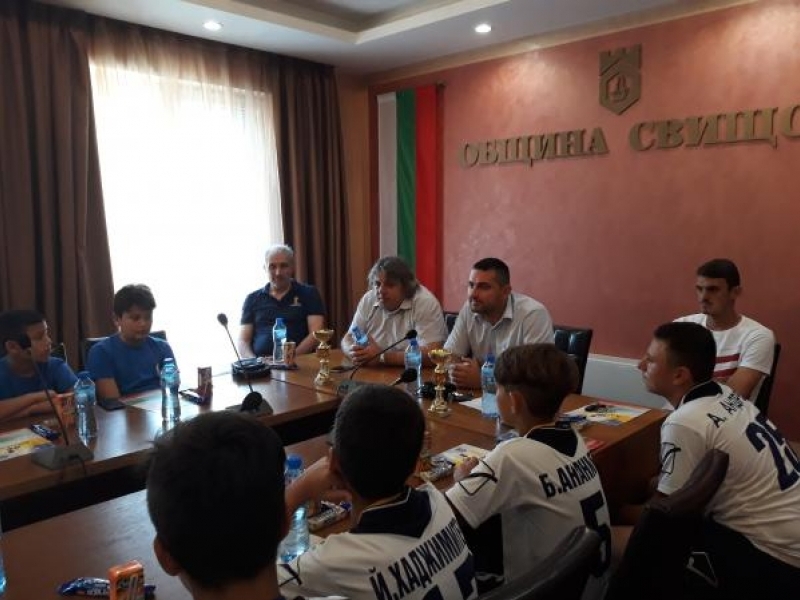 Бронзовите медалисти от международния футболен турнир в Украйна бяха гости на ръководството на ОФК „Академик“ – Свищов