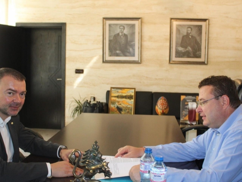 Областният управител Ивайло Здравков проведе работна среща с кмета на Свищов д-р Генчо Генчев