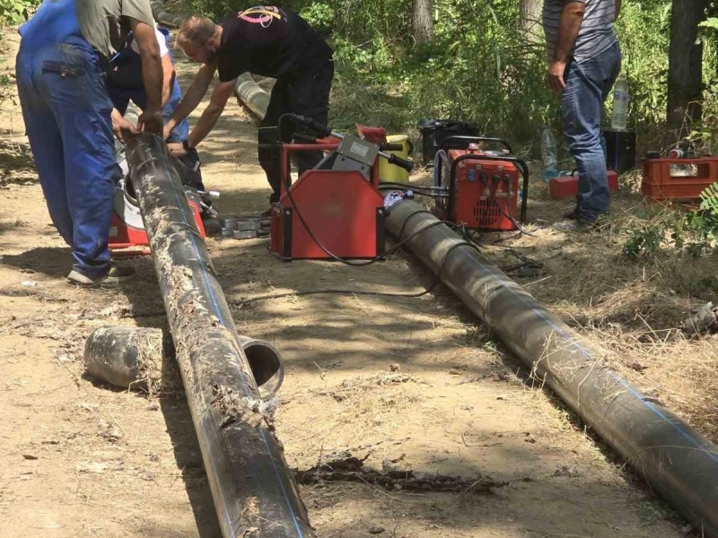 Напредват в усилията си по изграждане на захранващия водопровод ВиК служителите в община Свищов 