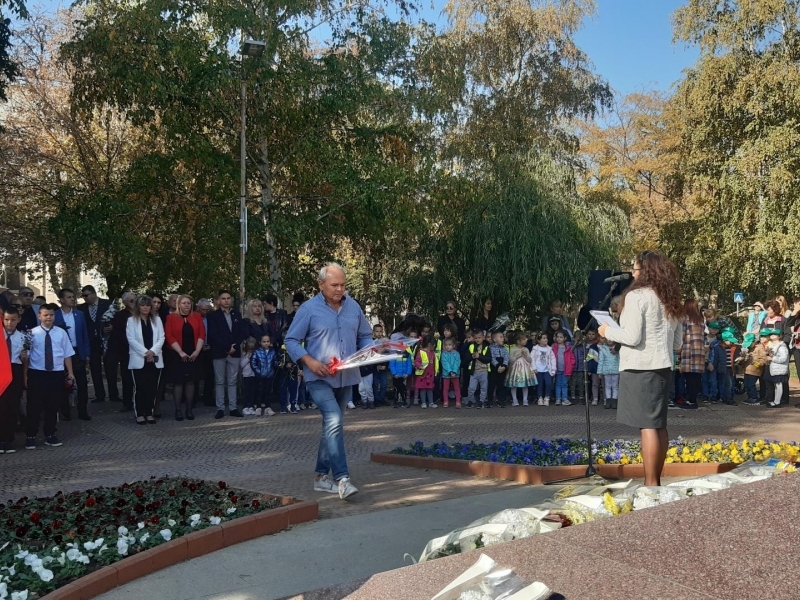 На 1 ноември в Свищов тържествено бе отбелязан Денят на народните будители 