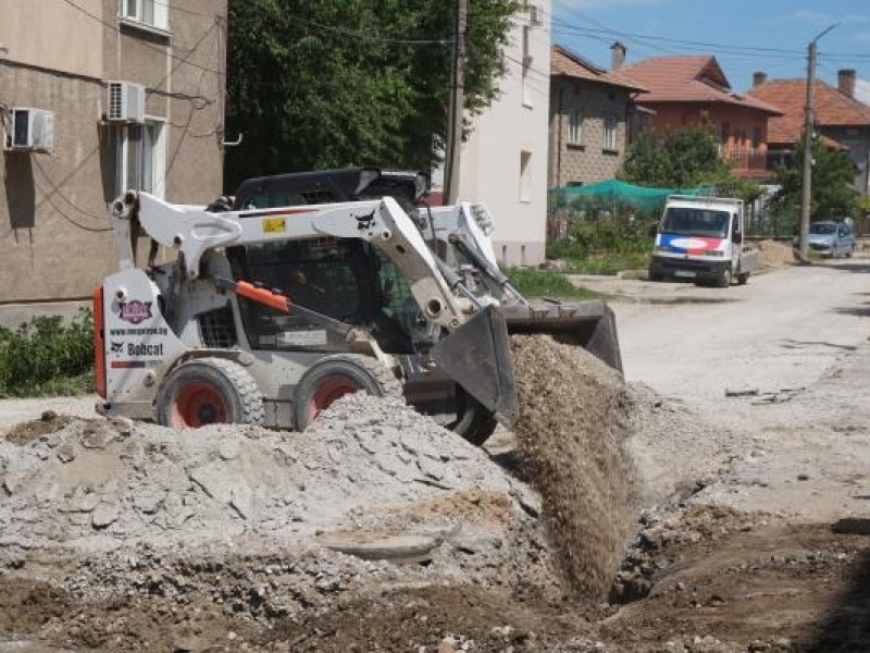 Продължават дейностите по подмяна на водопровод и полагане на нова асфалтова настилка в гр. Свищов