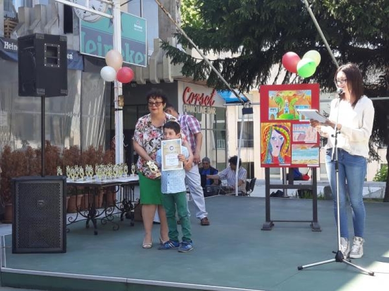 За поредна година в Свищов се проведе детският конкурс за рисунка "Три звездички"