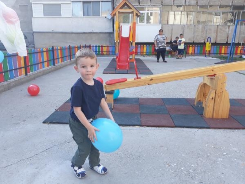 На 1 юни детските площадки се изпълниха с балони за свищовските деца