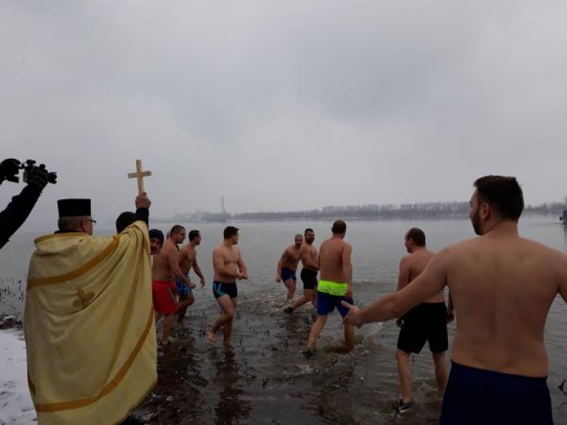 32 годишният Свилен Петков извади богоявленския кръст от река Дунав в Свищов 