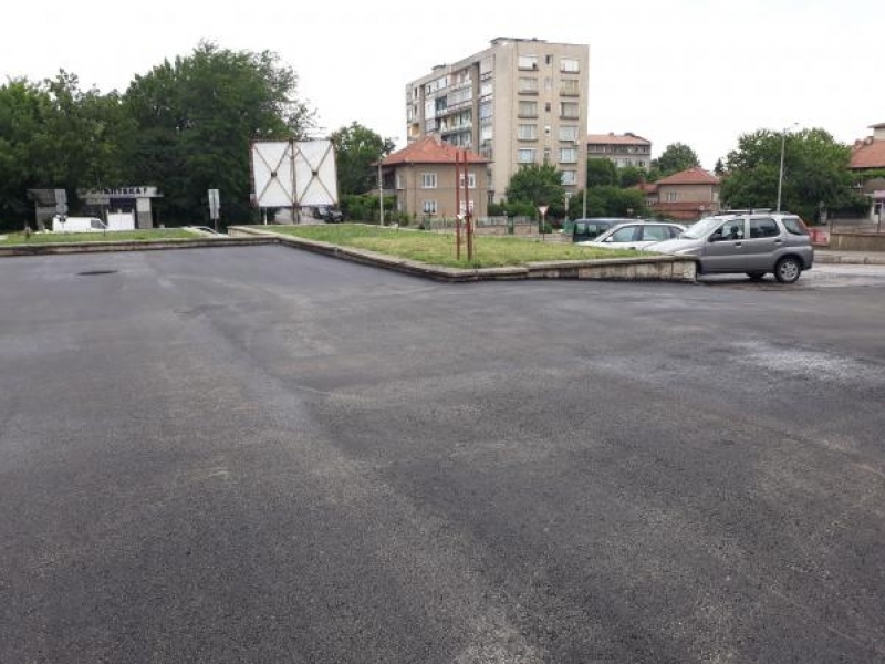 Изцяло асфалтиран е входът към Поликлиниката в Свищов