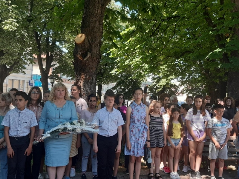 С общоградско поклонение и ритуал по полагане на венци и цветя бе отбелязан днес Денят на Ботев в Свищов 