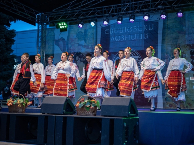 "Свищовски лозници 2023" завърши с концерт на фолклорния дует Ива и Велислава Костадинови 