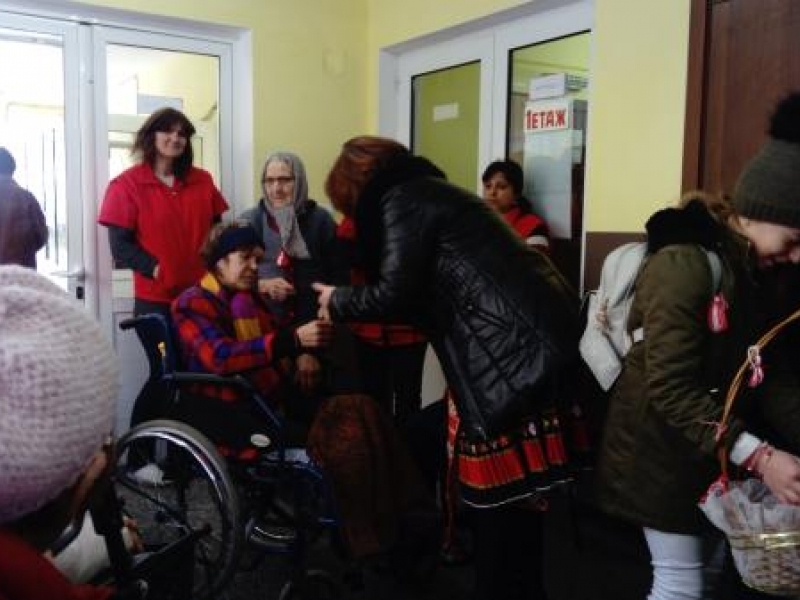 Потребителите на Центъра за лица с деменция в село Овча могила зарадваха персонала със собственоръчно изработени мартеници