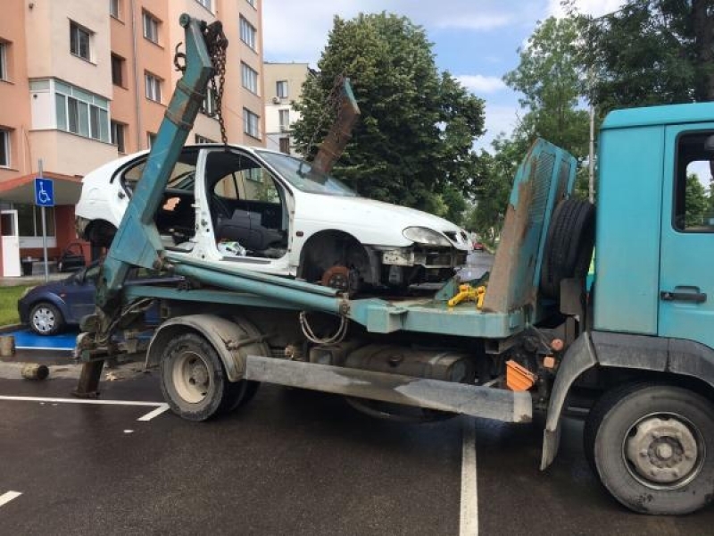 Със заповед на кмета на община Свищов започна премахването на изоставени автомобил в града 
