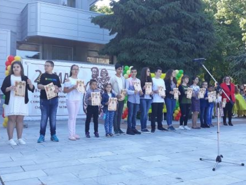 За поредна година празнично шествие изпълни улиците на Свищов по повод 24 май - Денят на славянската писменост и култура 
