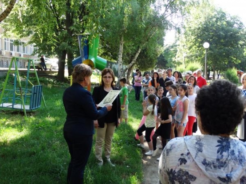 Центърът за обществена подкрепа в Свищов откри за пореден път детска паркова библиотека