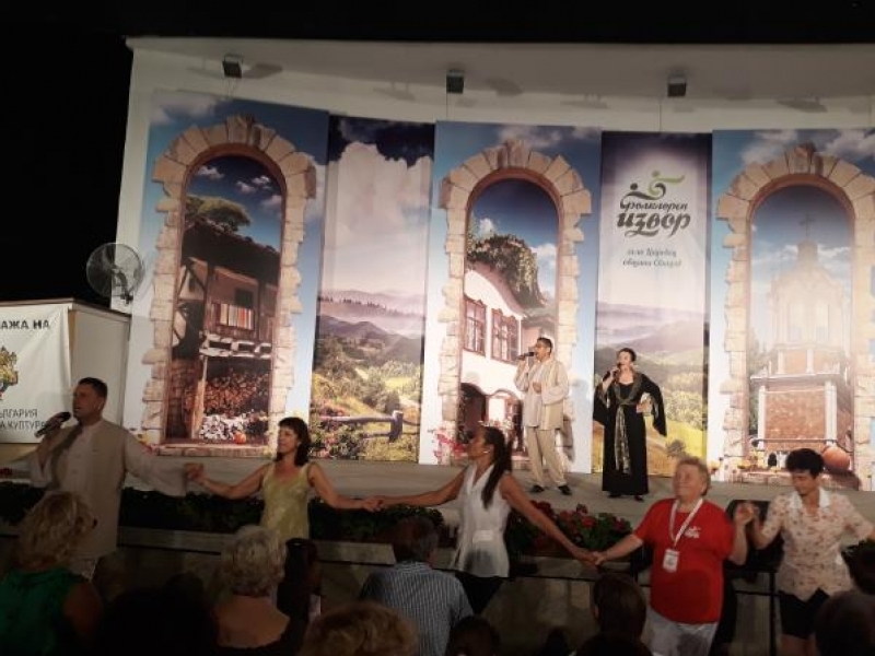 Солистите на Вокален ансамбъл „Мистерия на българските гласове“ пяха на сцената на „Фолклорен извор“ в село Царевец