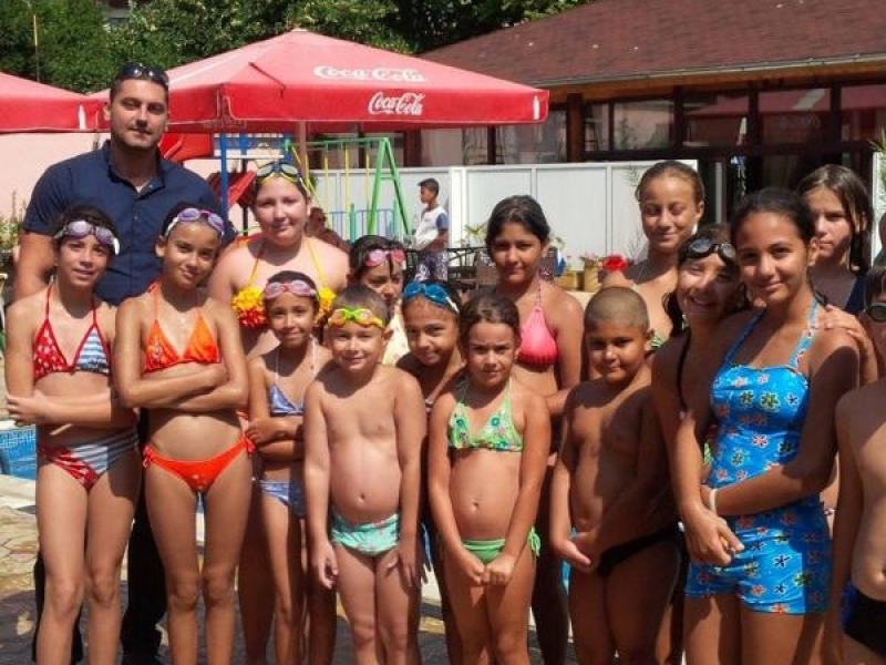 Повече от 20 деца вече могат да плуват след обучителен курс, организиран от Общината