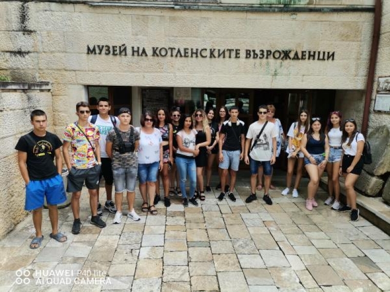 Ученици от СПГ „Алеко Константинов“ бяха на море по Национална програма „Отново заедно“ на МОН