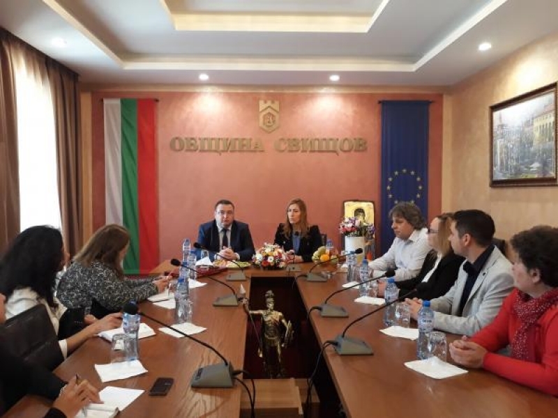 Министър Ангелкова се срещна с бъдещи кадри по туризъм в Свищов 