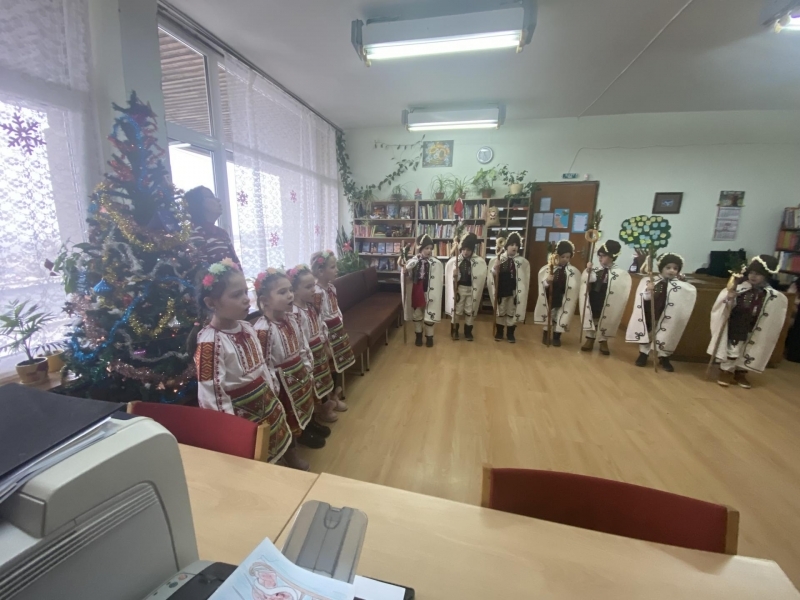 Малки коледари представиха обичая Коледуване в детски отдел на Градската библиотека