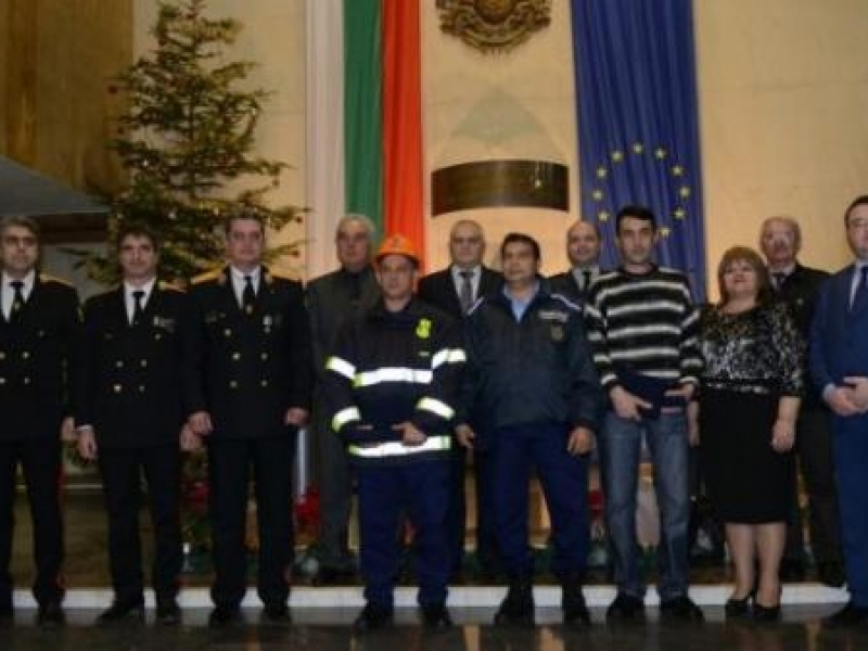 Вътрешният министър Валентин Радев награди трима доброволци от община Свищов
