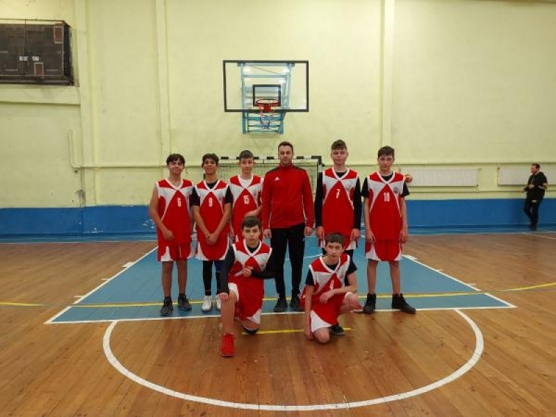 Отборите на СУ "Димитър Благоев"- град Свищов станаха  първенци в общинско състезание по баскетбол