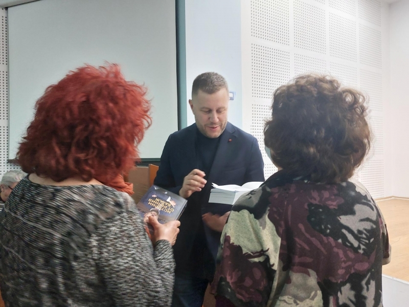 Журналистът Георги Милков представи книгата си „Истории от ръчния багаж“ в Свищов    