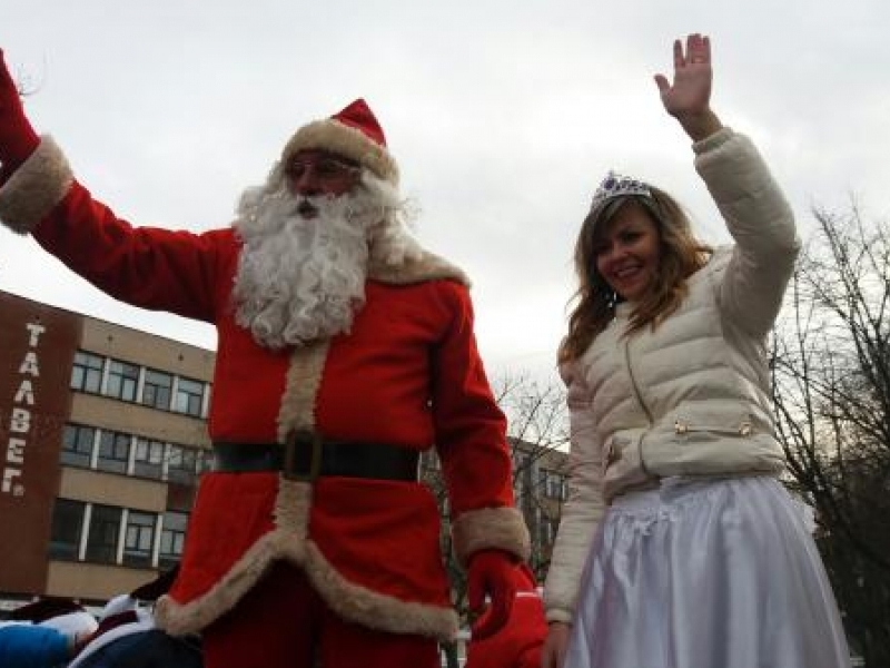 Дядо Коледа посети Свищов и раздаде подаръци с помощта на Снежанка и джуджетата