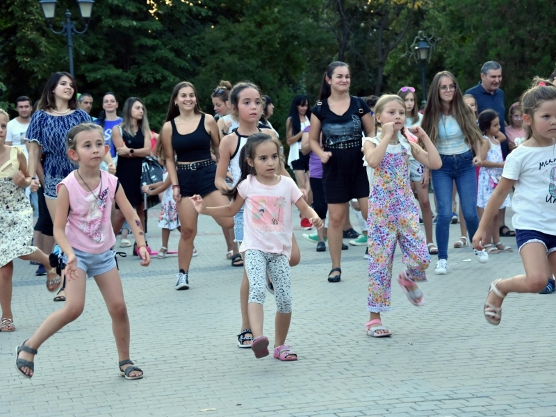 С музика и танци на открито Община Свищов отбеляза 12 август- Международен ден на младежта