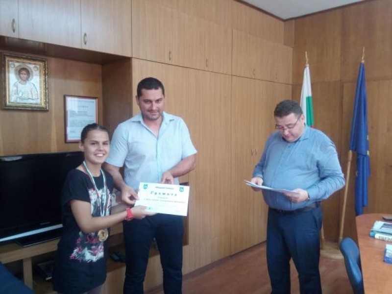 Републиканските шампиони в Националните ученически игри по хандбал бяха гости на кмета Генчев
