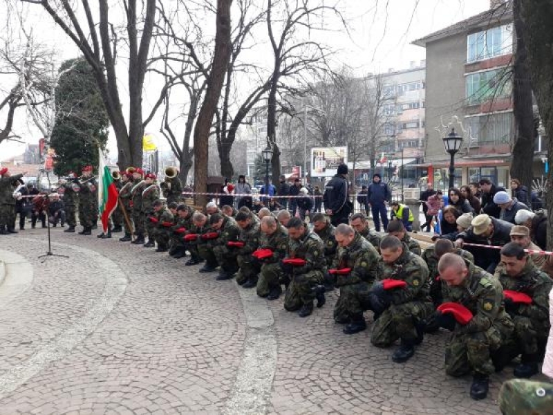 С празнично шествие и военен ритуал по издигане на националното знаме бе отбелязан Трети март в Свищов