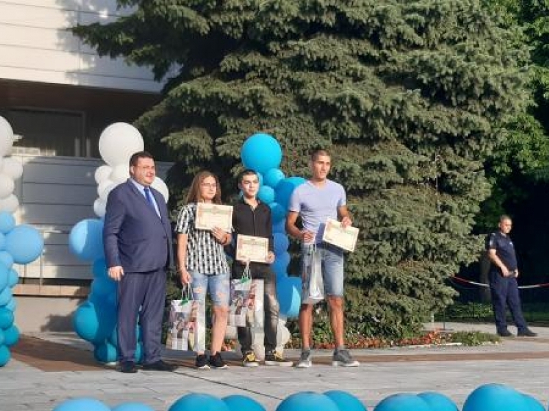 Четирима пълни отличници бяха удостоени от Община Свищов с почетната награда „Зрелостник на годината“